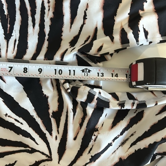 Purelux by Fabletics animal print pocket on inside leggings - Picture 6 of 6